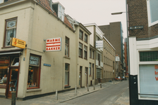 861431 Gezicht op de voor- en zijgevel van het pand Willemstraat 9 (links, bakker Verbraeken) en de achterliggende ...